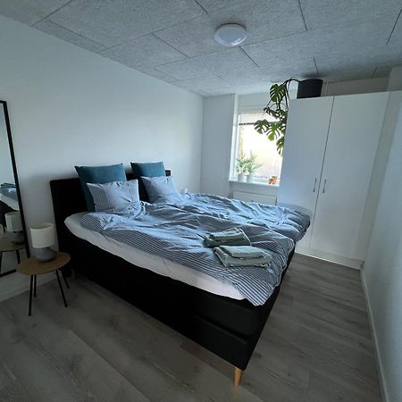Nyrenoveret Lejlighed Med Balkon Og Parkering Esbjerg Eksteriør billede