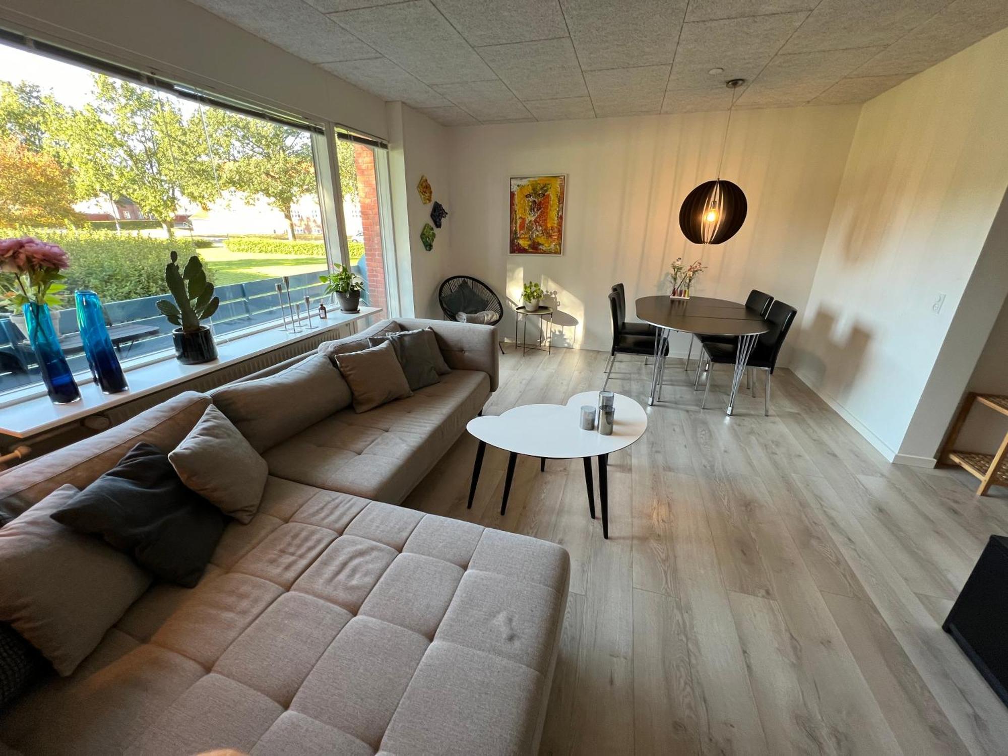 Nyrenoveret Lejlighed Med Balkon Og Parkering Esbjerg Eksteriør billede